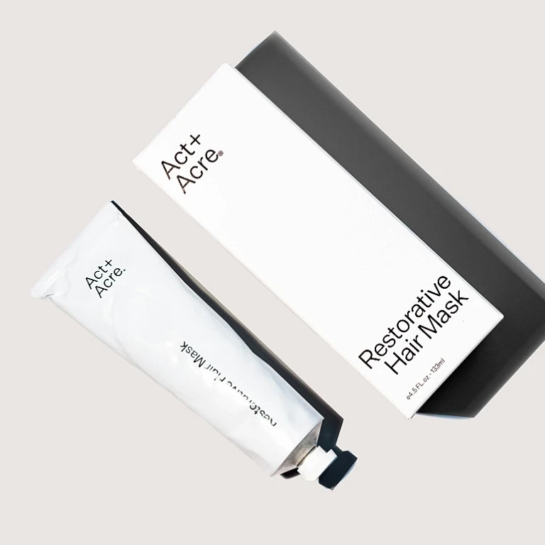 Sublimez votre teint avec le highlighter poudre de Rare Beauty