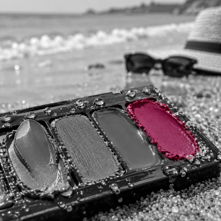 Rouge à lèvres en vacances : les textures qui supportent la crème solaire et la chaleur