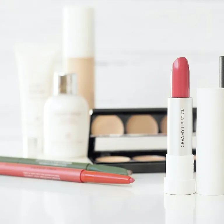 Comment une photographe maquilleuse sublime chaque visage devant l’objectif